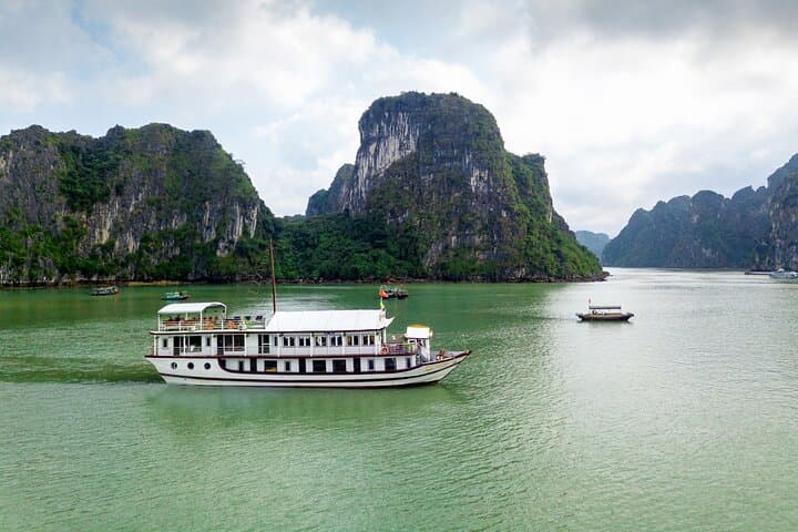 Ha Long Bay 2-Day Overnight Cruise: Sung Sot, Titov & Kayaking from Hanoi
