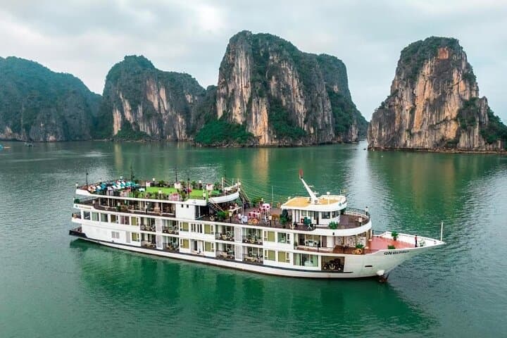 Overnight Luxury on Halong Bay: Halong Aquamarine 2-Day Cruise photo 2