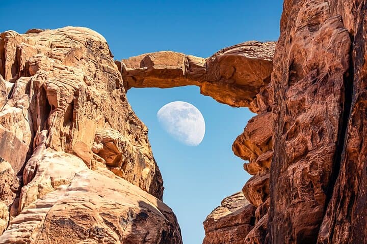 Wadi Rum Full-Day Jeep Tour with Luxury Bedouin Tent and Sand-Boarding photo 2