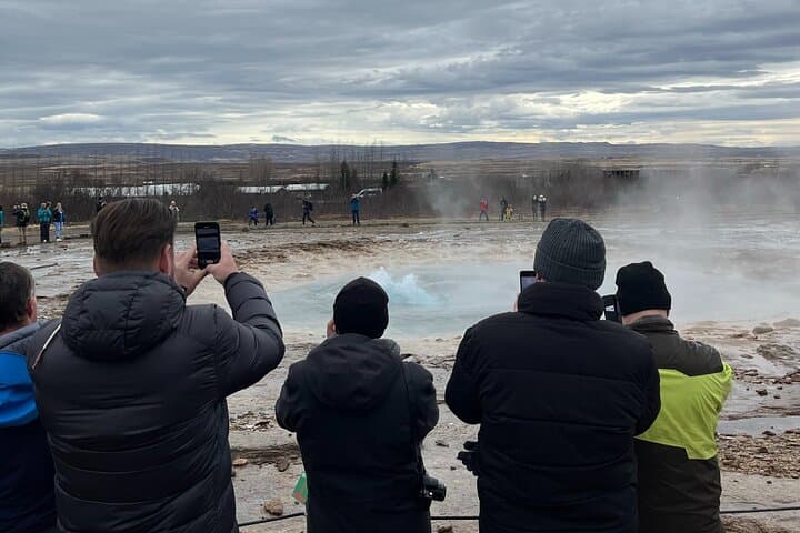 Golden Circle Private Guided Tour: Þingvellir, Geysir, Gullfoss & Fridheimar photo 3