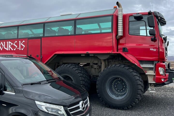Golden Circle Private Guided Tour: Þingvellir, Geysir, Gullfoss & Fridheimar photo 4