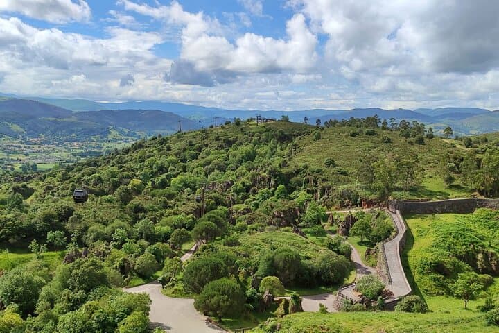 Cabárceno Natural Park Guided Visit from Santander — Drive-Through Wildlife & Live Demonstrations photo 3