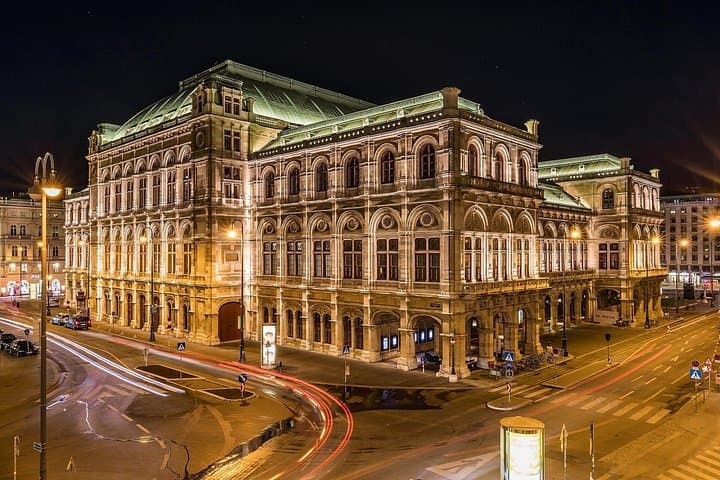 Private Transfer Bratislava to Vienna Airport with 2-Hour Schloss Hof Stop