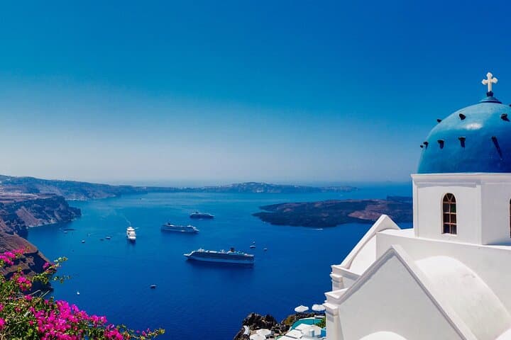 Santorini Private Highlights Tour: Oia, Akrotiri & Red Beach in 4 Hours