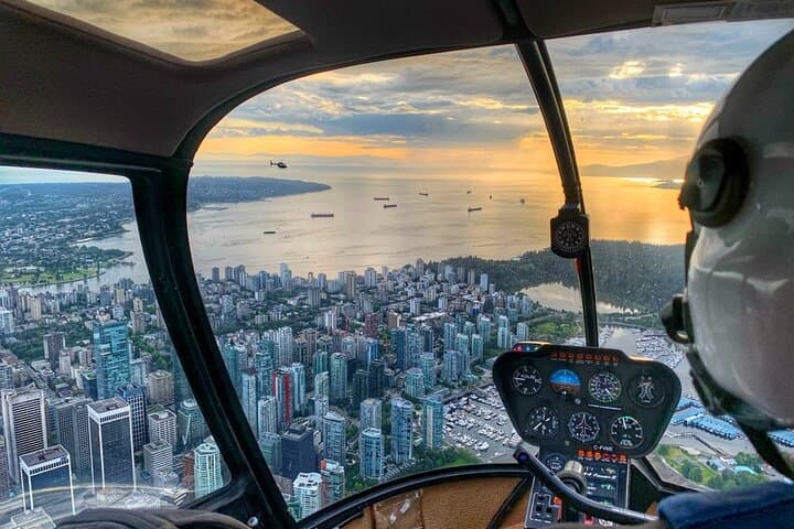 Vancouver Helicopter Tour from Pitt Meadows — 30-Min City & Coast Flight photo 2