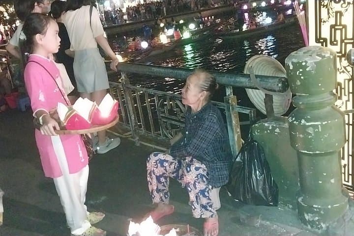 Hoi An Evening Walking Tour, Night Market & Sampan Boat Ride (Private) photo 4