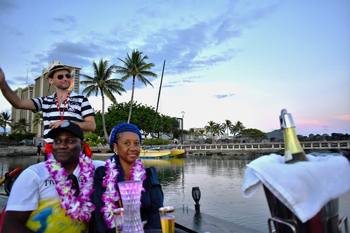 Private Gondola Cruise in Waikiki: Drinks, Pastry & Diamond Head Views photo 4