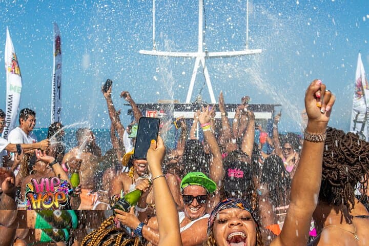 Hip Hop Boat Party Miami: 3.5-Hour Open-Bar Cruise & DJ Set photo 3
