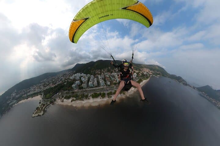 Tandem Paragliding Over Niterói: 20-Min Flight Above Guanabara Bay photo 2