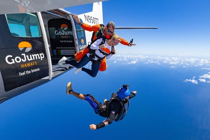 14,000ft Tandem Skydiving Over Oahu’s North Shore with GoJump Hawaii