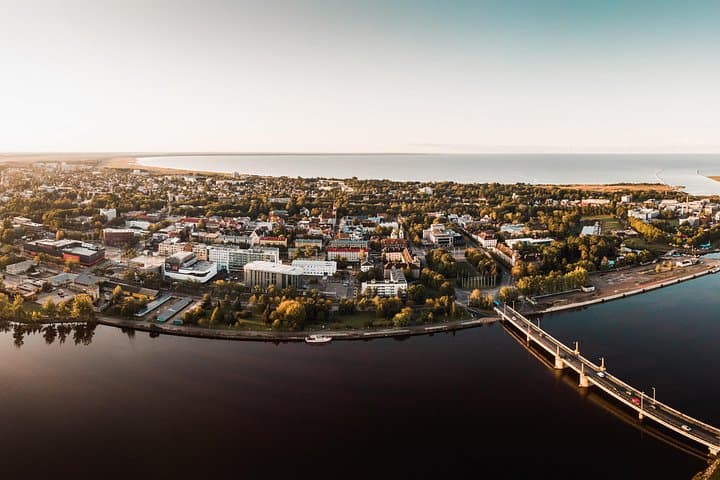 Day Trip from Tallinn to Pärnu: River Cruise, Beach & Historic Promenade