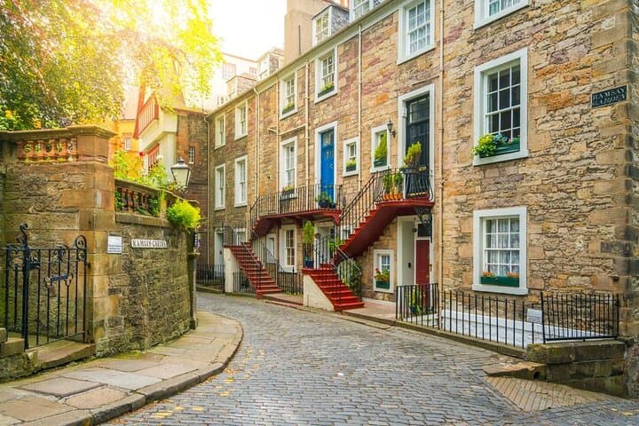 Private Romantic Walking Tour in Edinburgh with Castle Views photo 4