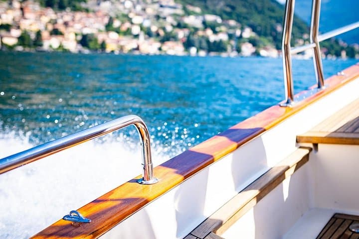Private 1-Hour Wooden Gozzo Cruise on Lake Como: Villas, Swimming & Prosecco photo 3