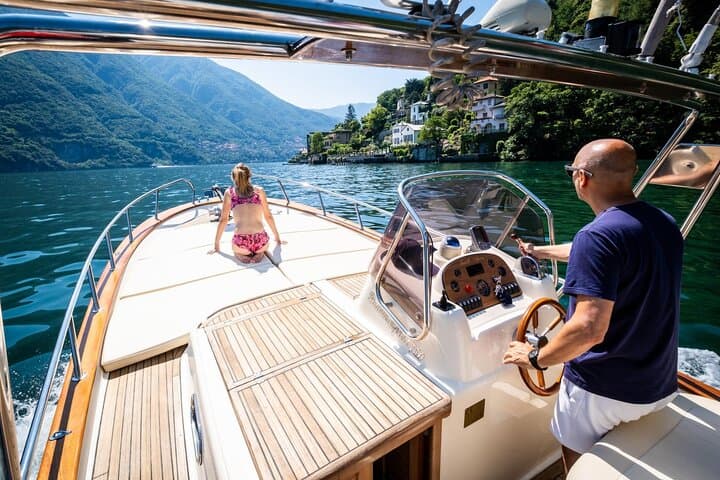 Private 1-Hour Wooden Gozzo Cruise on Lake Como: Villas, Swimming & Prosecco photo 1