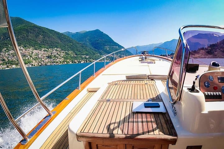 Private 1-Hour Wooden Gozzo Cruise on Lake Como: Villas, Swimming & Prosecco photo 2