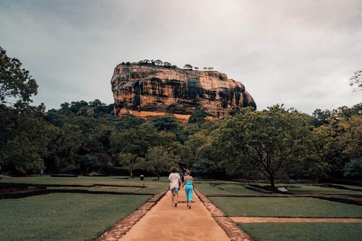 Colombo to Sigiriya & Dambulla: Full-Day Sigiriya Rock, Dambulla Cave and Kaudulla Elephant Safari
