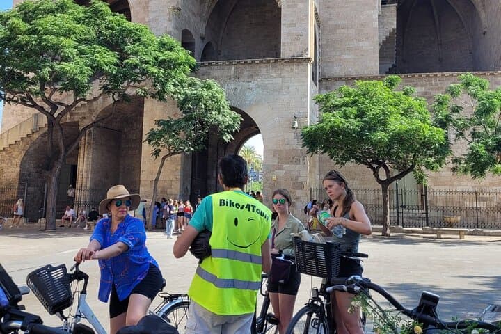 Valencia Low-Cost Half-Day Bike Tour: Local Routes & Historic Sights photo 6