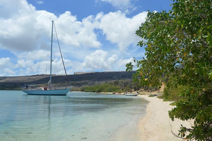 Private 4-Hour Motorsailing Charter: Spanish Waters, Fuik Bay BBQ & Snorkel — Curaçao