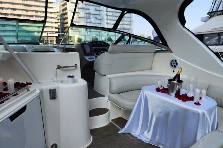 Toronto Luxury Yacht Sightseeing Prosecco Cruise — 1-Hour Harbour Tour photo 4