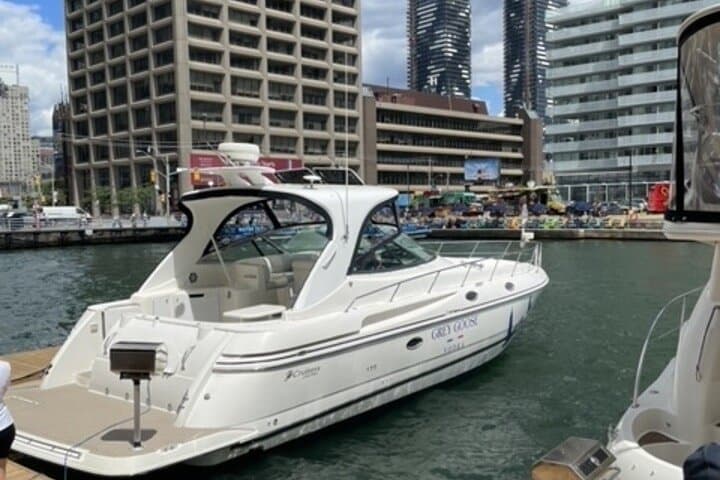 Toronto Luxury Yacht Sightseeing Prosecco Cruise — 1-Hour Harbour Tour photo 6