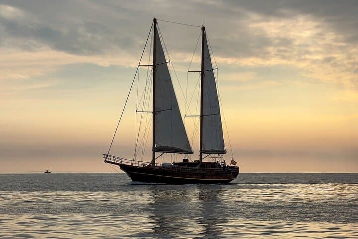 Sunset Gulet Cruise in Fuerteventura: DJ, Tasting Menu & Open Bar