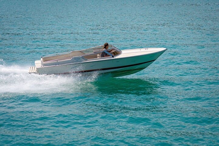 Hurghada Private 4-Hour Speedboat to Dolphin House, Magawish & Hula Hula