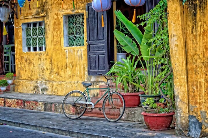 8-Day Glimpse of Vietnam: Ho Chi Minh, Hoi An & Halong Bay Adventure