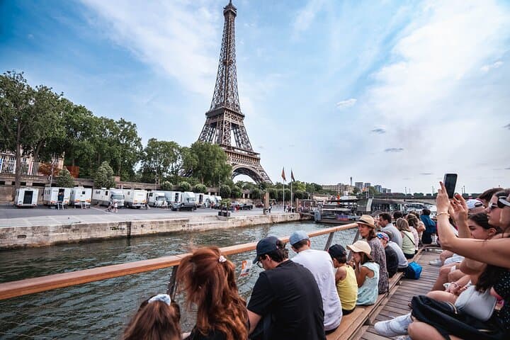 Seine River Sightseeing Cruise with Audioguide — Paris One-Hour Tour photo 4