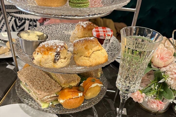Royal London Walking Food Tour: Afternoon Tea, Palaces & Historic Eats photo 4