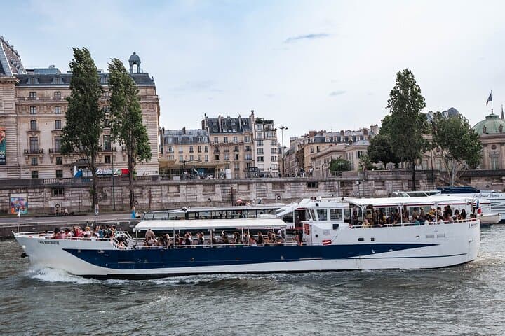 Seine River Sightseeing Cruise with Audioguide — Paris One-Hour Tour photo 3