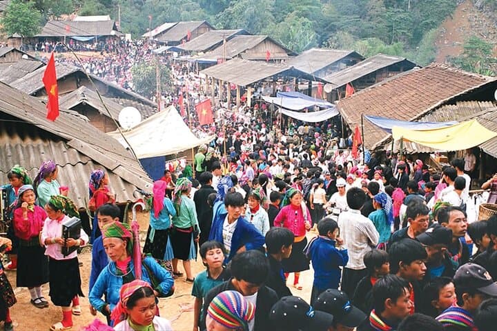 Bac Ha Sunday Market Day Trip from Sapa — Ethnic Markets, Ban Pho & Mountain Views