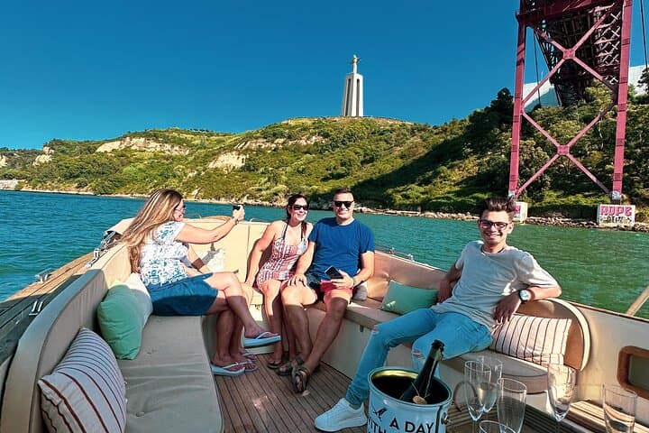 Lisbon Comfortable Cruise: Pastel de Nata, Open Bar & Tagus Sights photo 3