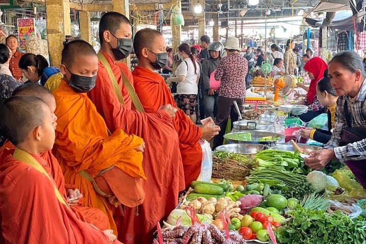 Battambang Full-Day Bike, Bamboo Train & Phnom Sampov Bat Cave Tour