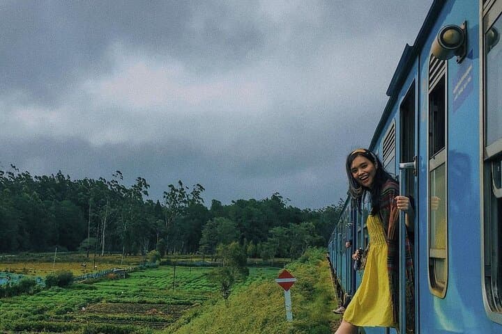 Ella to Kandy Scenic Train: Hill-Country Rail Journey with Reserved Seats
