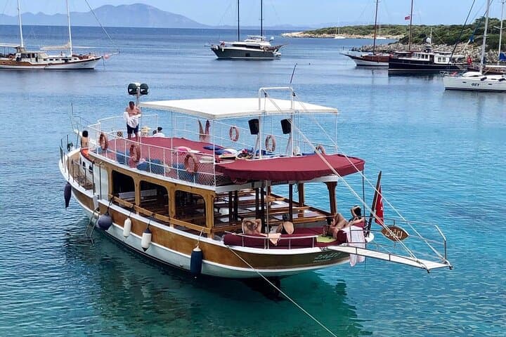 Pirate Boat Tour in Bodrum: Swim, Lunch & Turquoise Bays