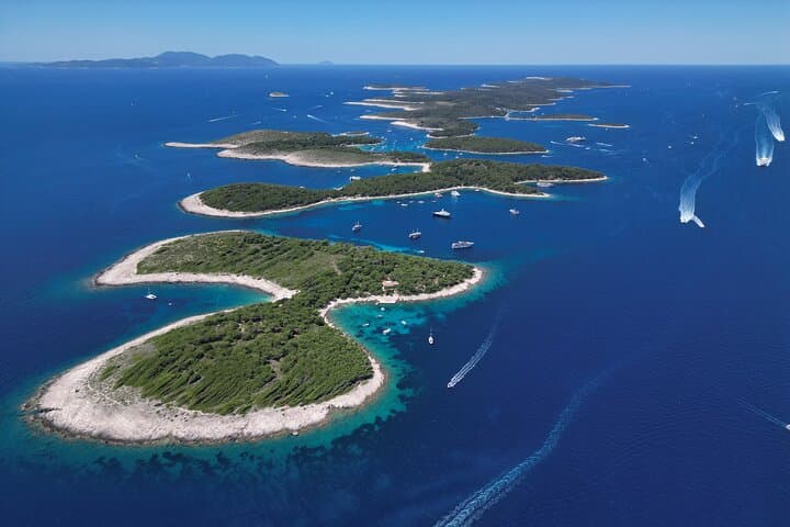 Explore Croatia’s Hidden Gems: Private Boat Tour of Red Rocks & Pakleni Islands