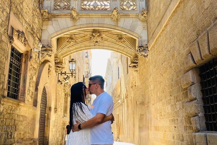 Romantic Gothic Quarter Walking Tour and Flamenco Show in Barcelona