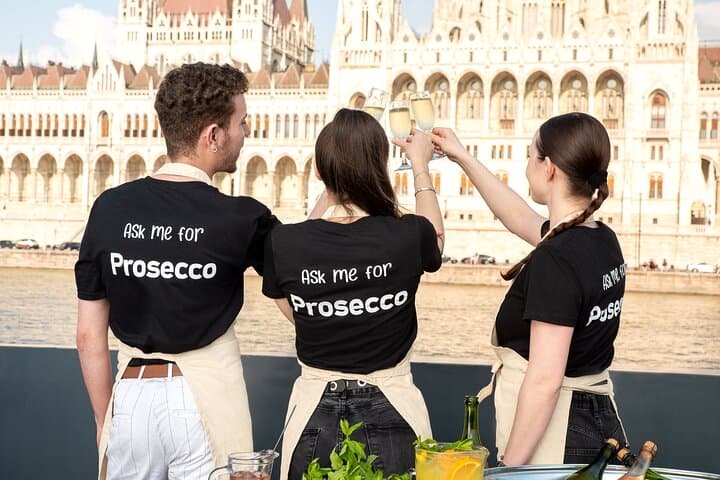 Budapest Night Cruise: Unlimited Prosecco, Beer & Aperol Spritz on the Danube