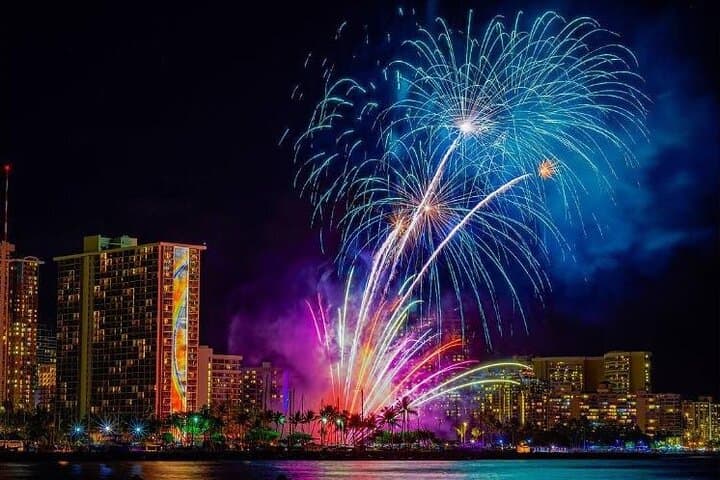 Front-Row Waikiki: Friday Night Fireworks Catamaran Cruise on Hāwea