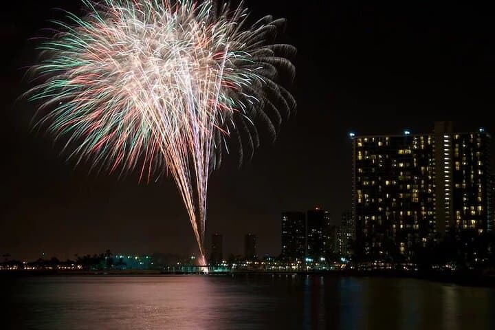 Front-Row Waikiki: Friday Night Fireworks Catamaran Cruise on Hāwea photo 4