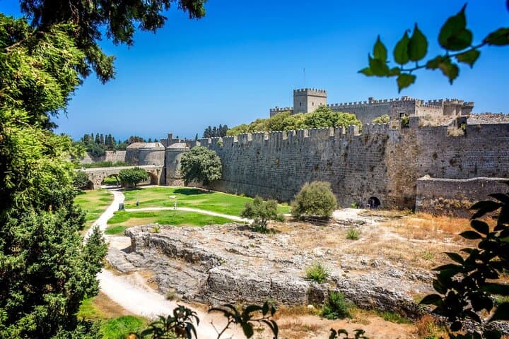 Lindos Acropolis and Rhodes Old Town: Guided Day Tour to the Temple of Athena and the Palace of the Grand Master