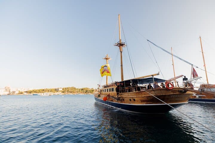 Malta Sunset Party Boat Cruise: Lazy Pirate Gulet Night Sail & Open Bar photo 4