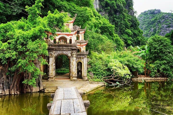 Ninh Binh 2-Day Tam Coc, Mua Cave & Hoa Lu Small-Group Tour from Hanoi