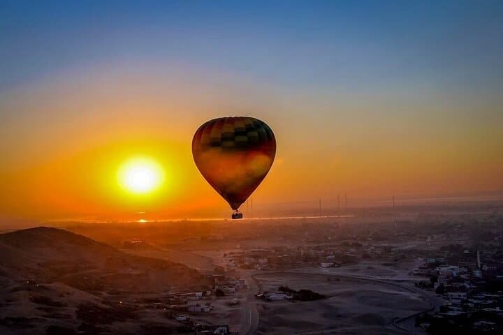 Luxor VIP Sunrise Balloon Flight with Personalized Photography photo 4