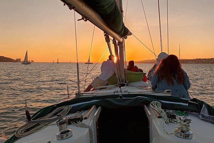 Lisbon Sunset Sailing: 2-Hour Tagus Evening Cruise with Drinks