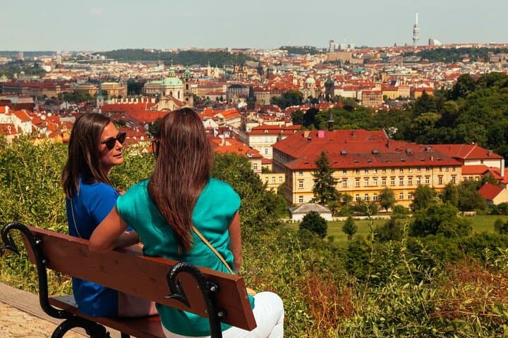 Prague Highlights: 3-Hour Private Walking Tour of Castle, Charles Bridge & Old Town