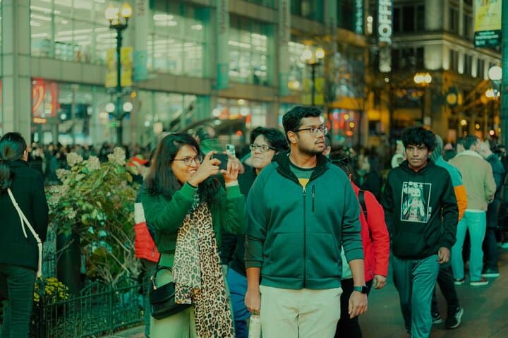 Wind City Wanderlust: Private Family Walking Tour of Chicago's Loop