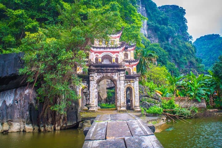 Ninh Binh Day Trip from Hanoi: Tam Coc, Mua Cave & Bich Dong Guide photo 3