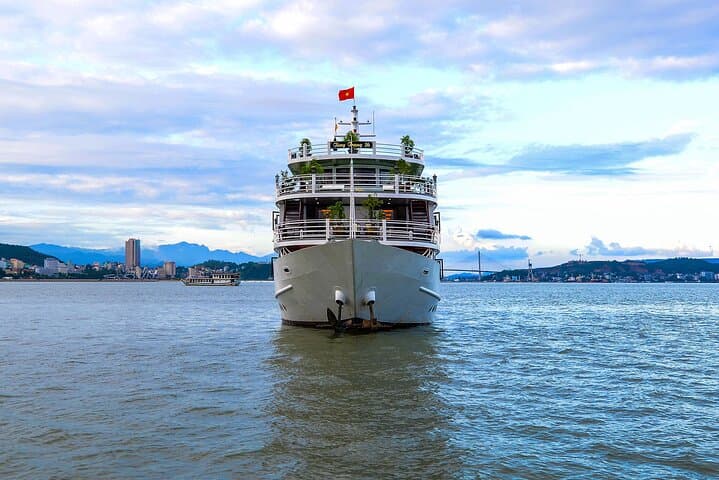 Halong Bay & Bai Tu Long 2-Day Overnight Swan Cruise photo 3