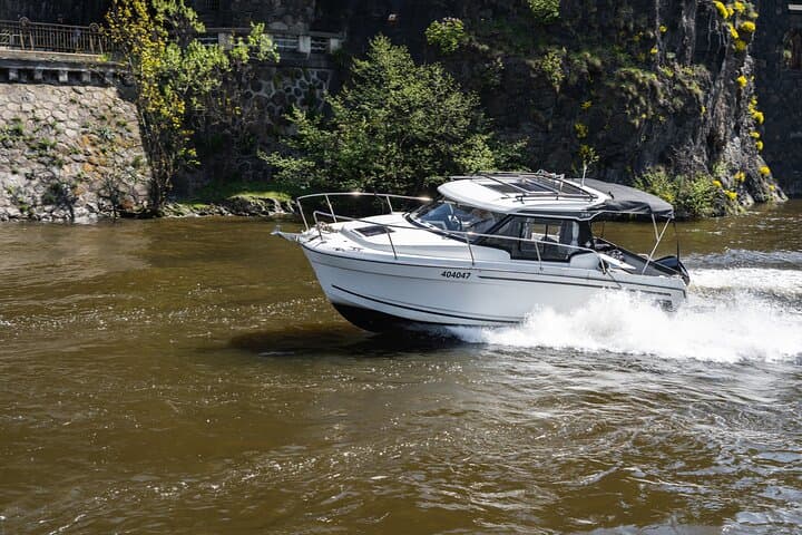 Prague YachtBoat SPEED: VIP High-Speed Vltava Cruise with All-You-Can-Drink photo 2